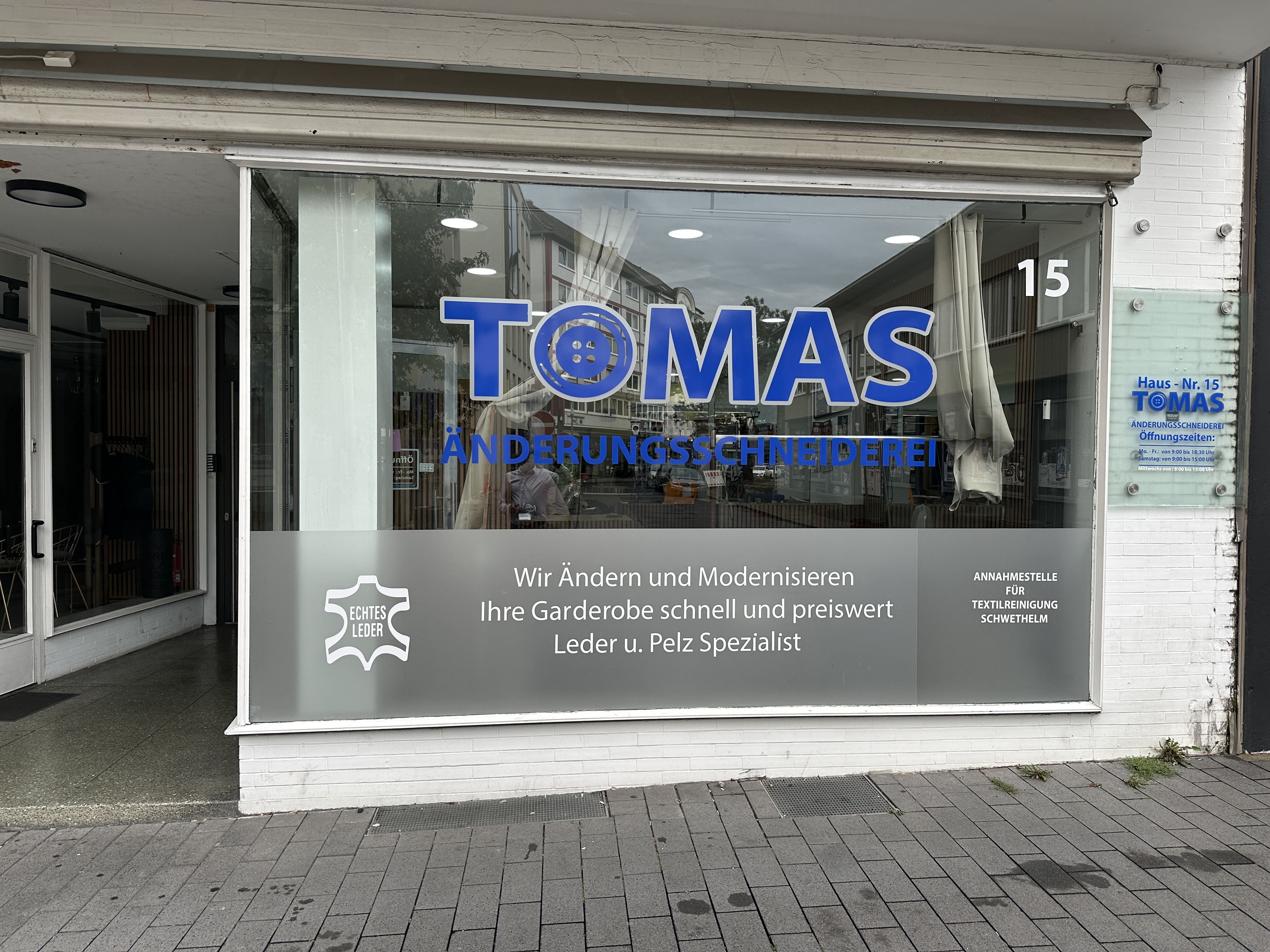Schaufenster der Tomas Änderungsschneiderei am Hellweg